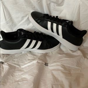 Women's Adidas Black/white comfort sneakers 6